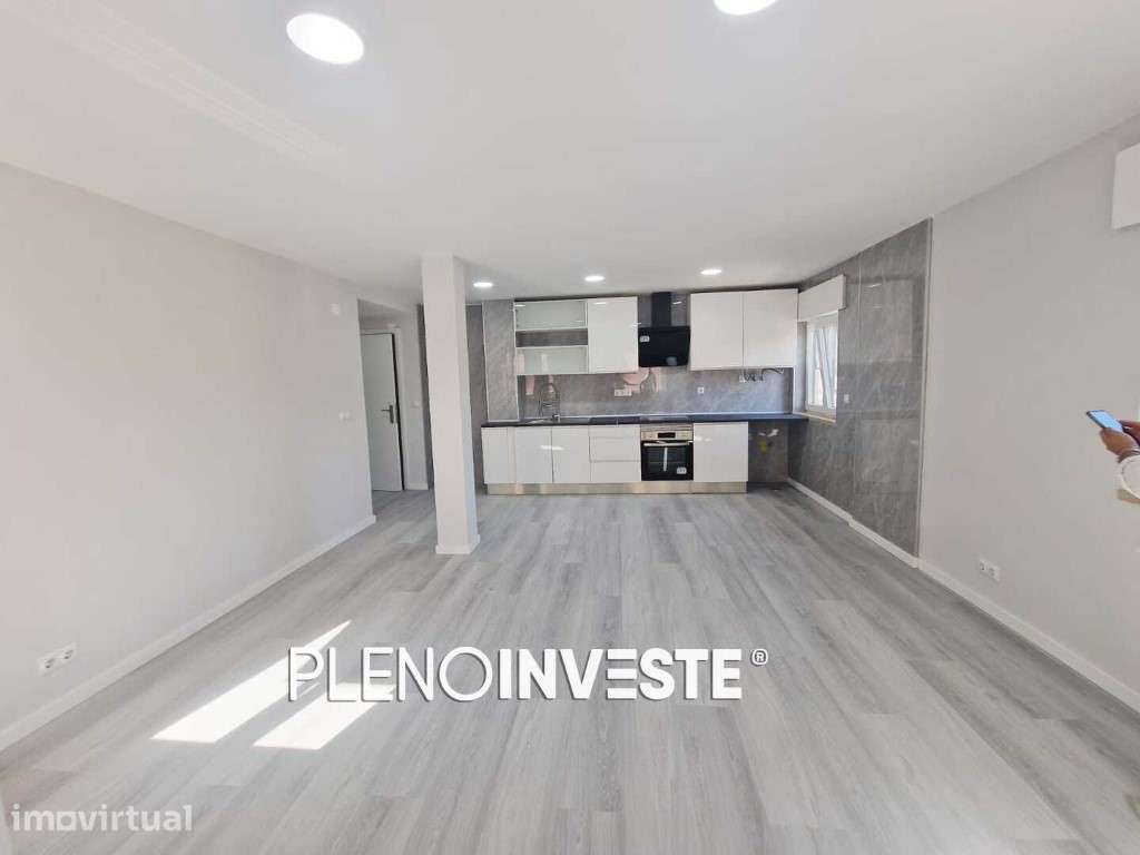 Excelente T2 Totalmente Remodelado em Corroios com Arrecadação e El... - Grande imagem: 2/17