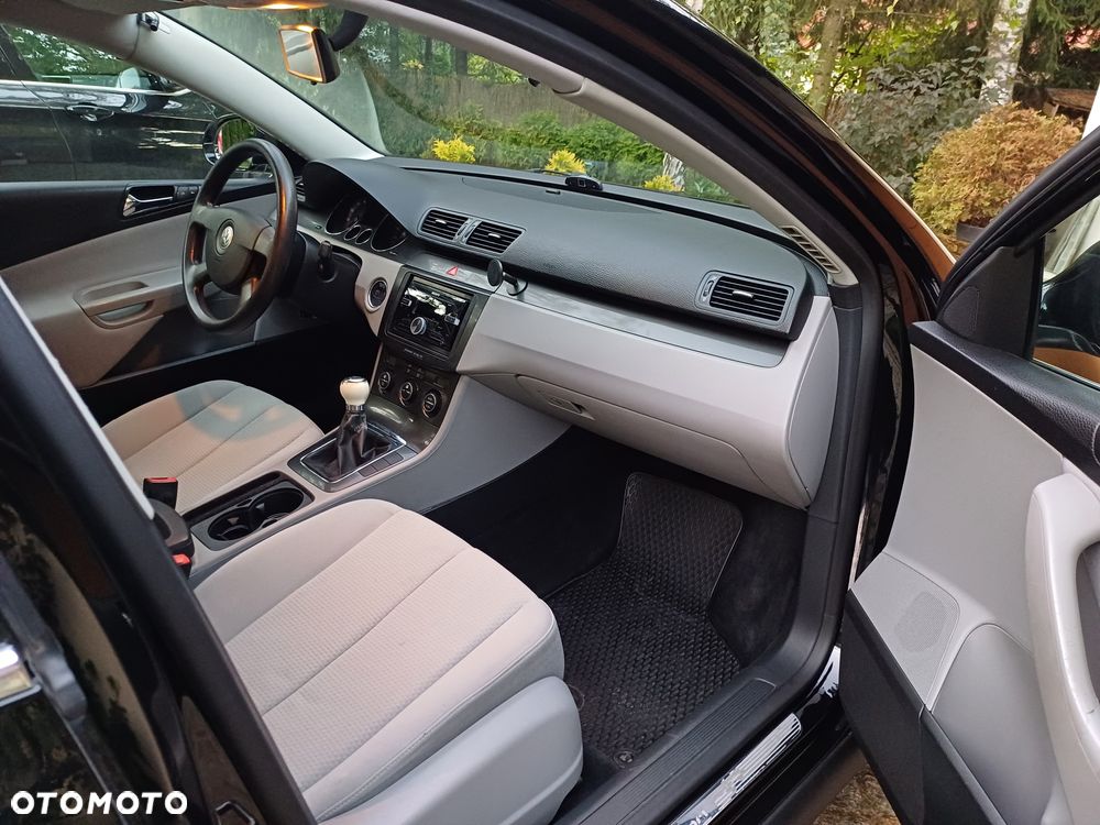 Volkswagen Passat 2.0 FSI Trendline - 24