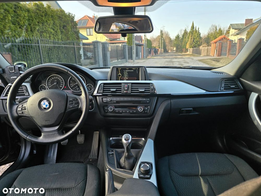 BMW Seria 3 320i xDrive - 17