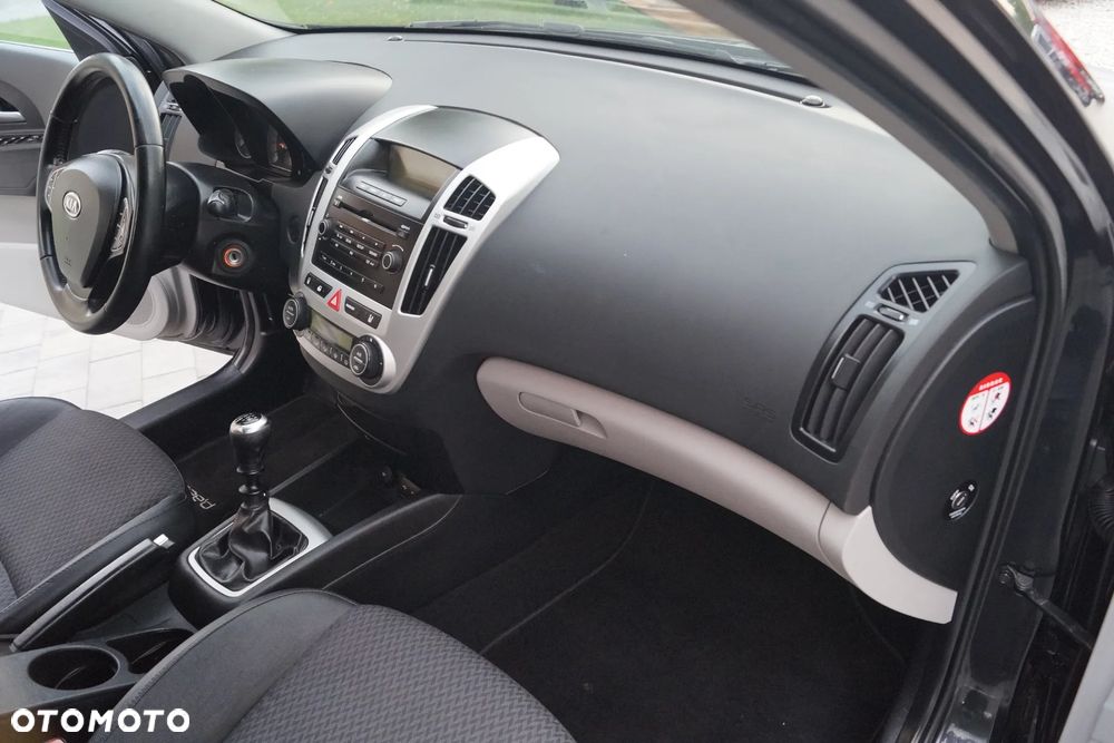 Kia Ceed - 27