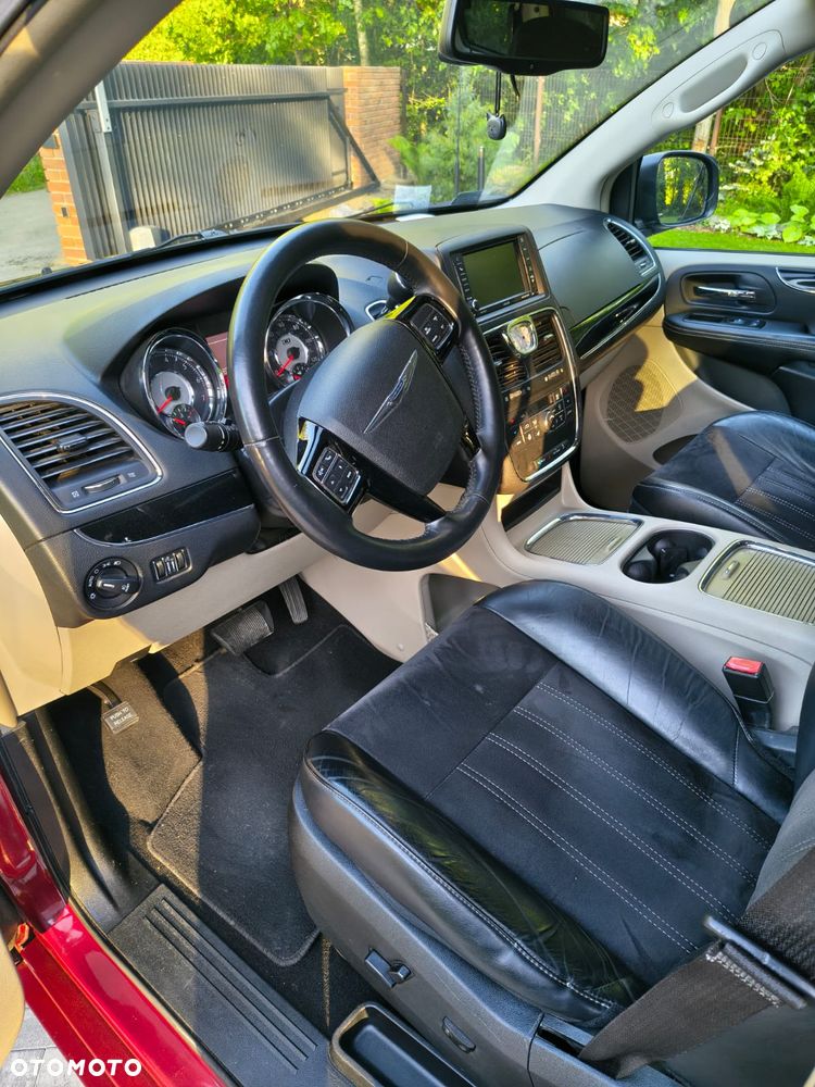 Chrysler Town & Country - 9