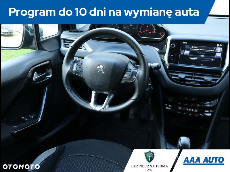 Peugeot 208 - 8