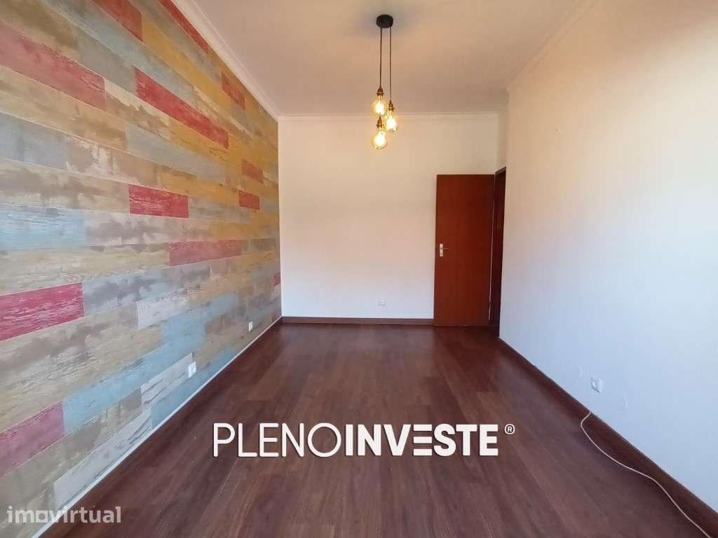 T2 com Excelente Potencial + Arrecadação de 40m2 em Corroios - Grande imagem: 3/24