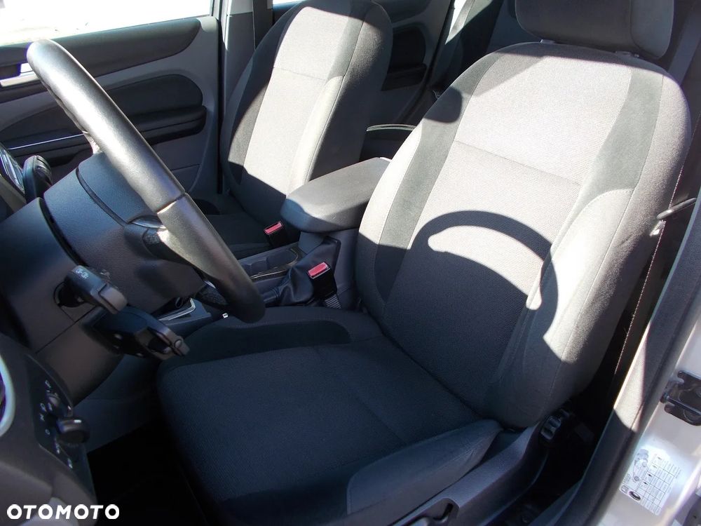 Ford Focus 1.8 Ghia - 21