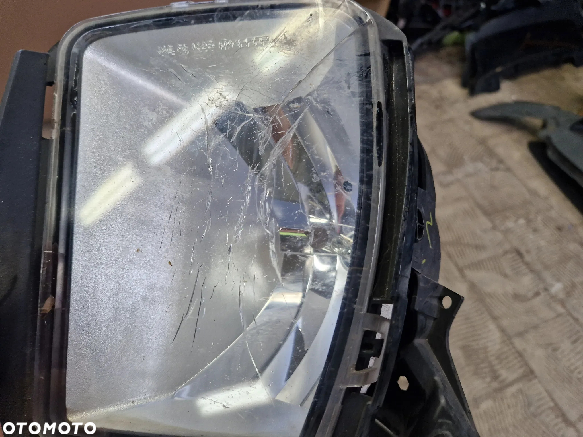 Dodge RAM IV 1500 lifting 13- halogen lewy lampa przeciwmgielna - 2