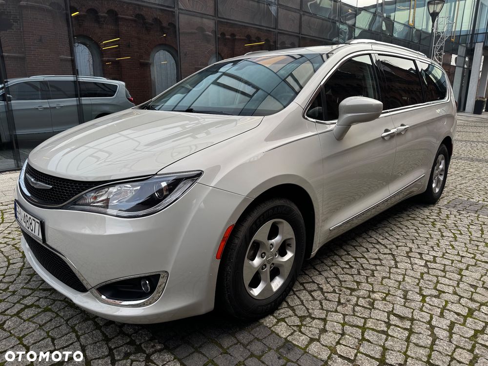 Chrysler Pacifica - 1
