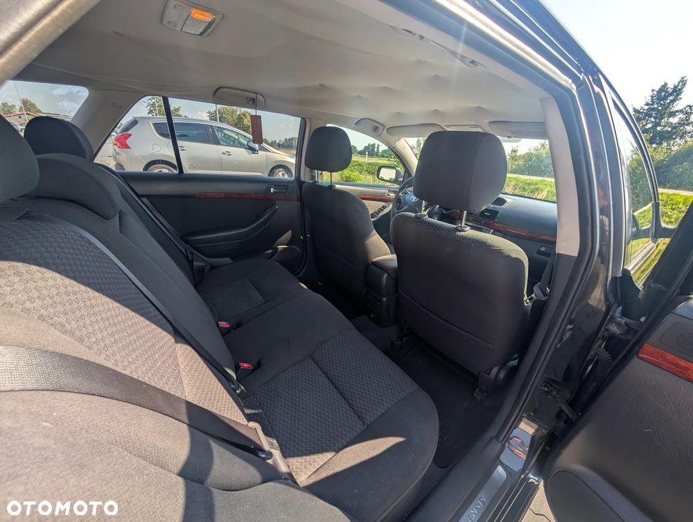 Toyota Avensis 2.0 D-4D - 11