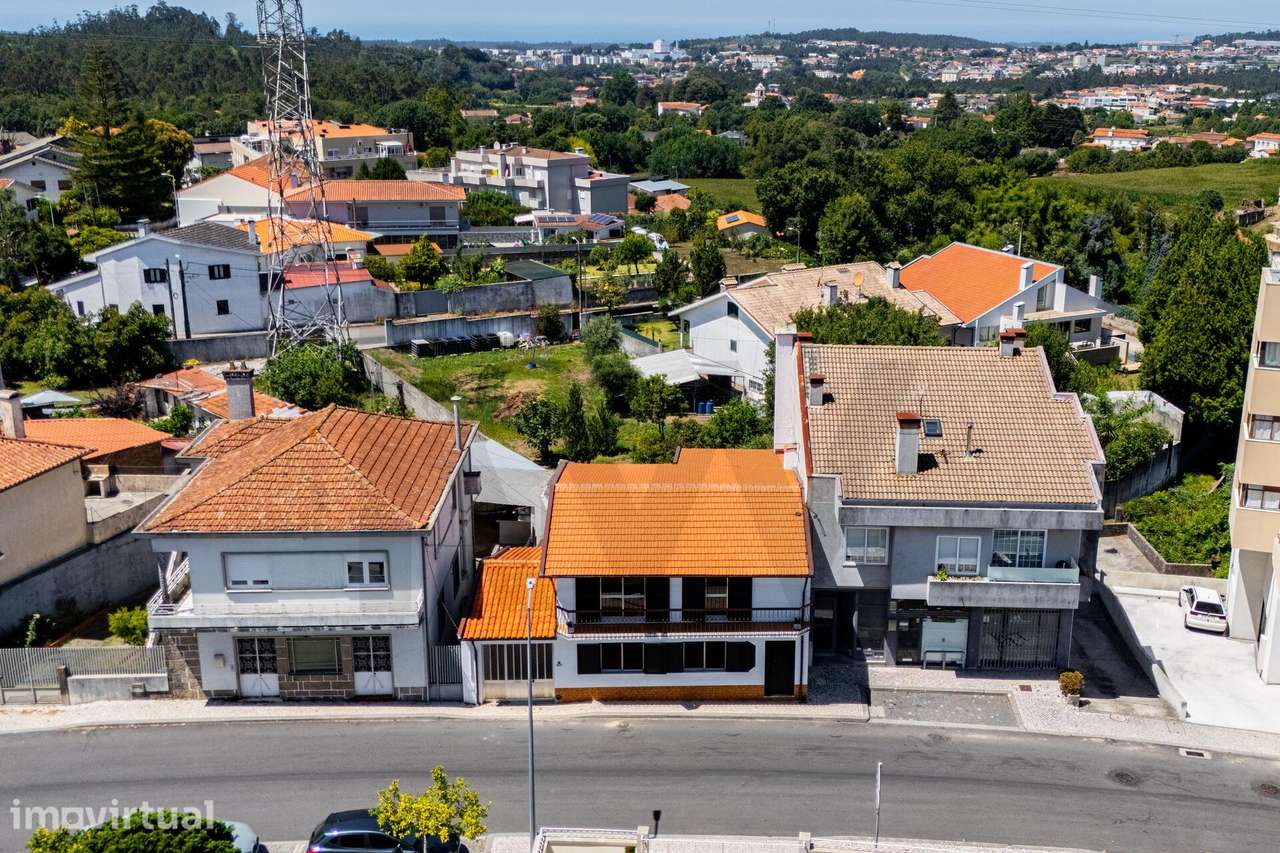 Moradia T2+1 Remodelada com Terraço, Jardim e Garagem para 3 Viaturas - Grande imagem: 2/32