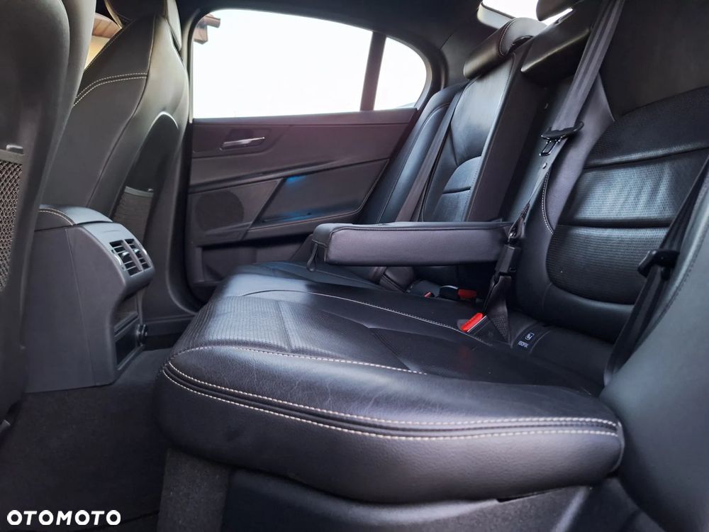 Jaguar XE 20d R-Sport - 21