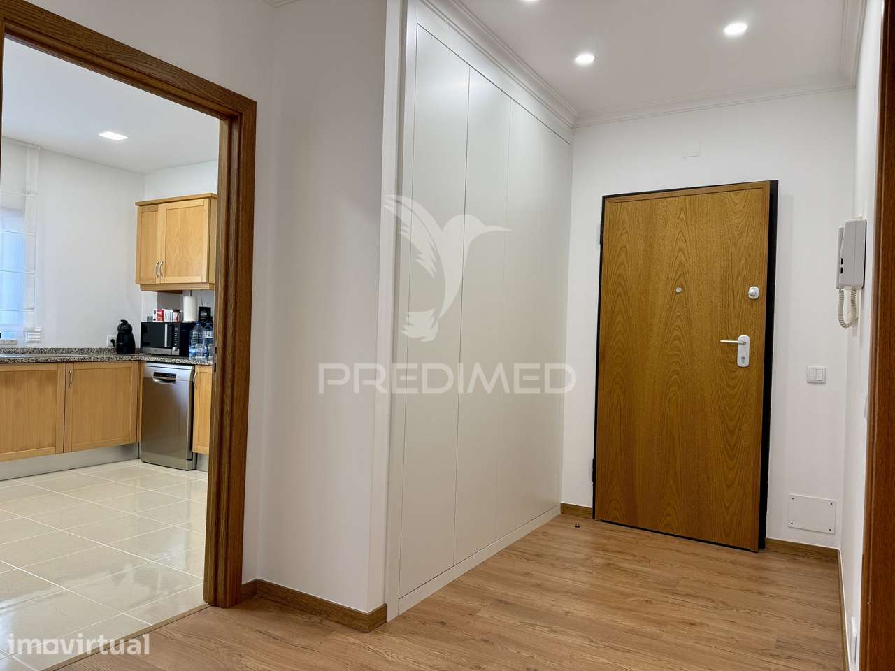 Apartamento T4 renovado, equipado e com 3 lugares de estacionamento... - Grande imagem: 3/40
