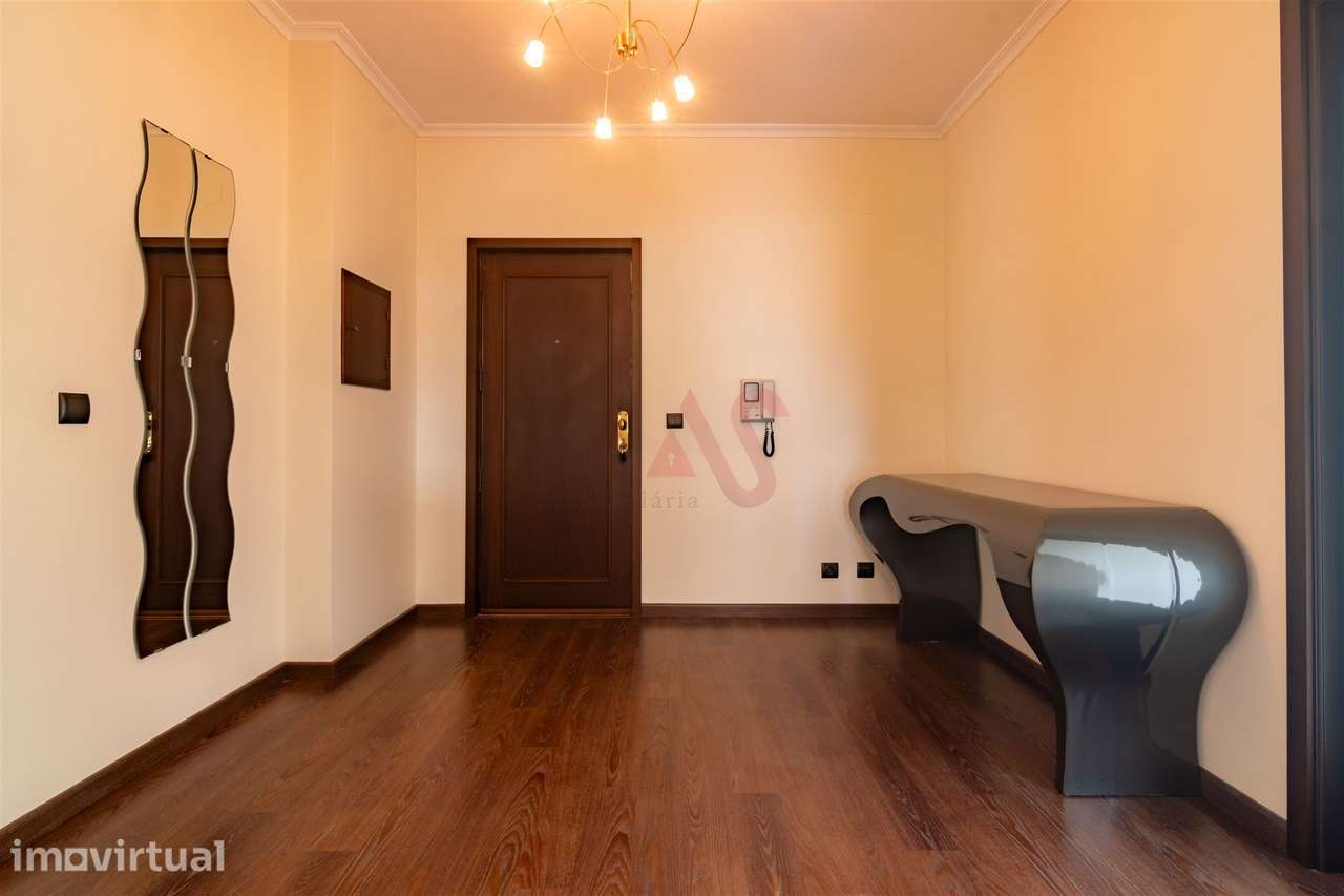 Apartamento T3 com Varanda de 30 m², Garagem Box e Recheio Incluído | - Grande imagem: 2/36