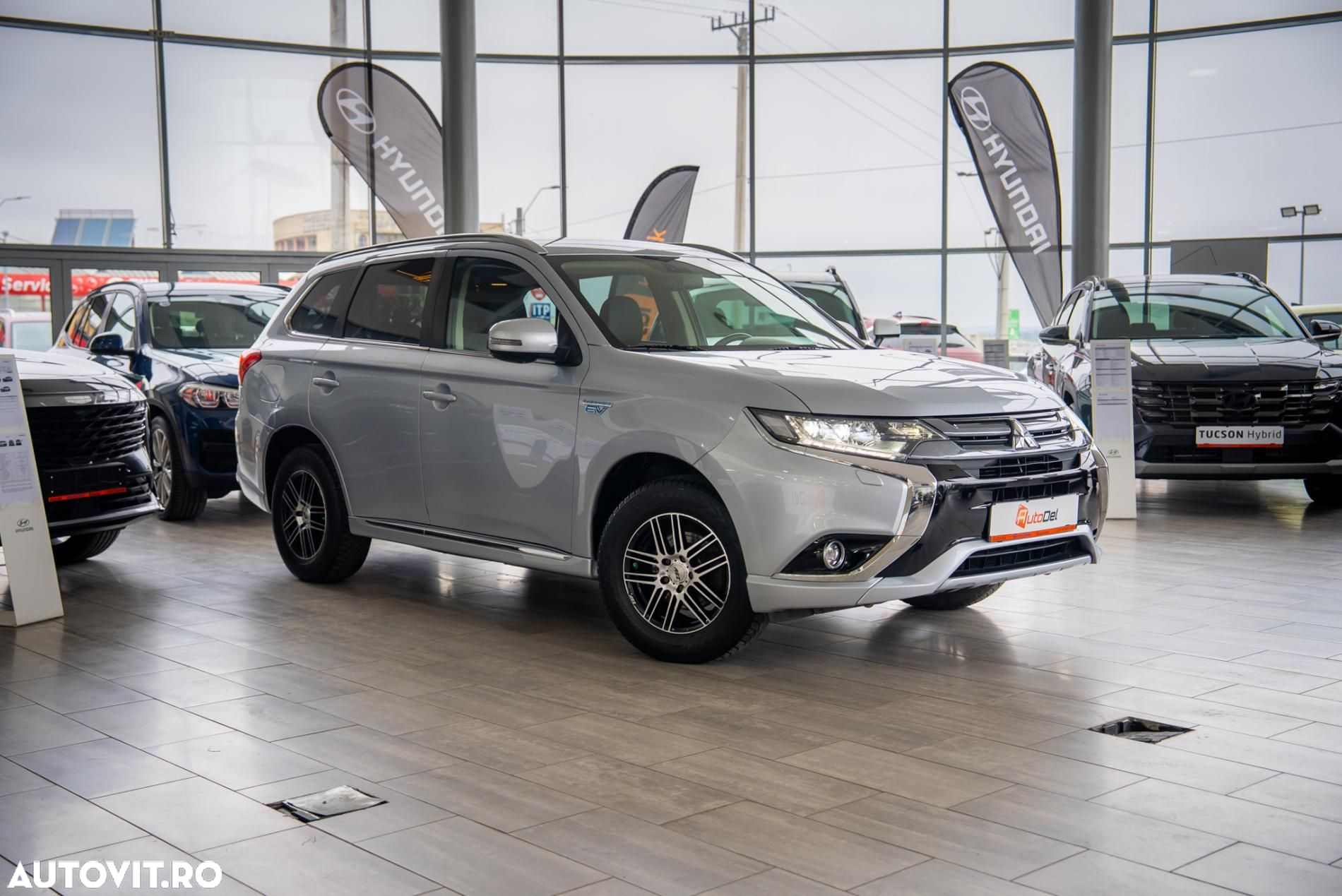 Mitsubishi Outlander 2.0 4WD Plug-In Hybrid Top - 24