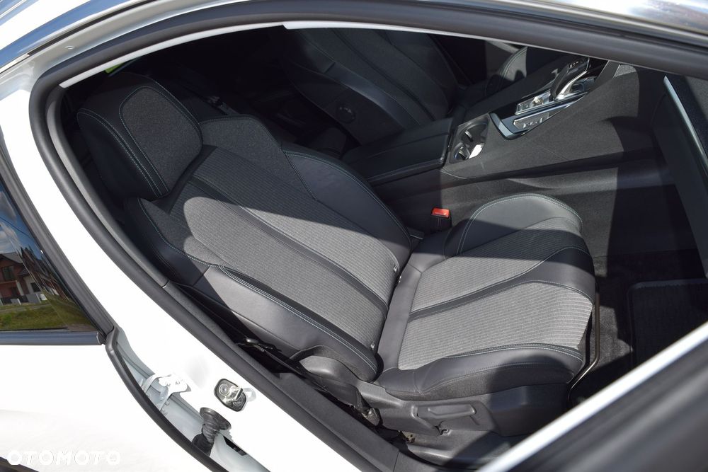 Peugeot 3008 225 e-EAT8 Allure - 23