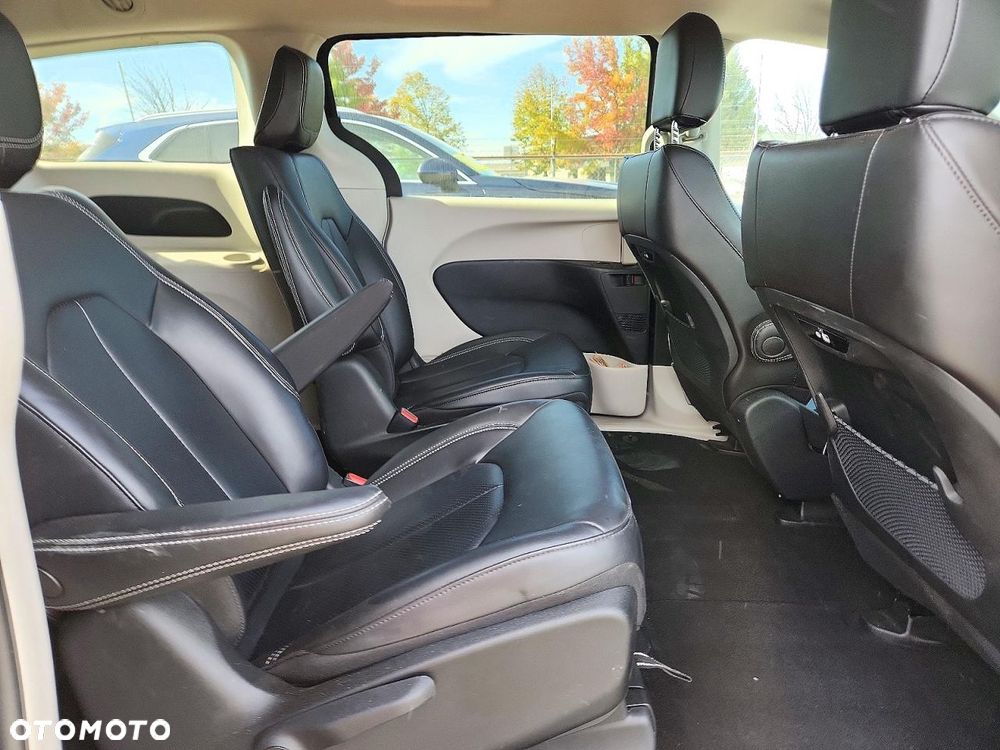 Chrysler Pacifica - 12