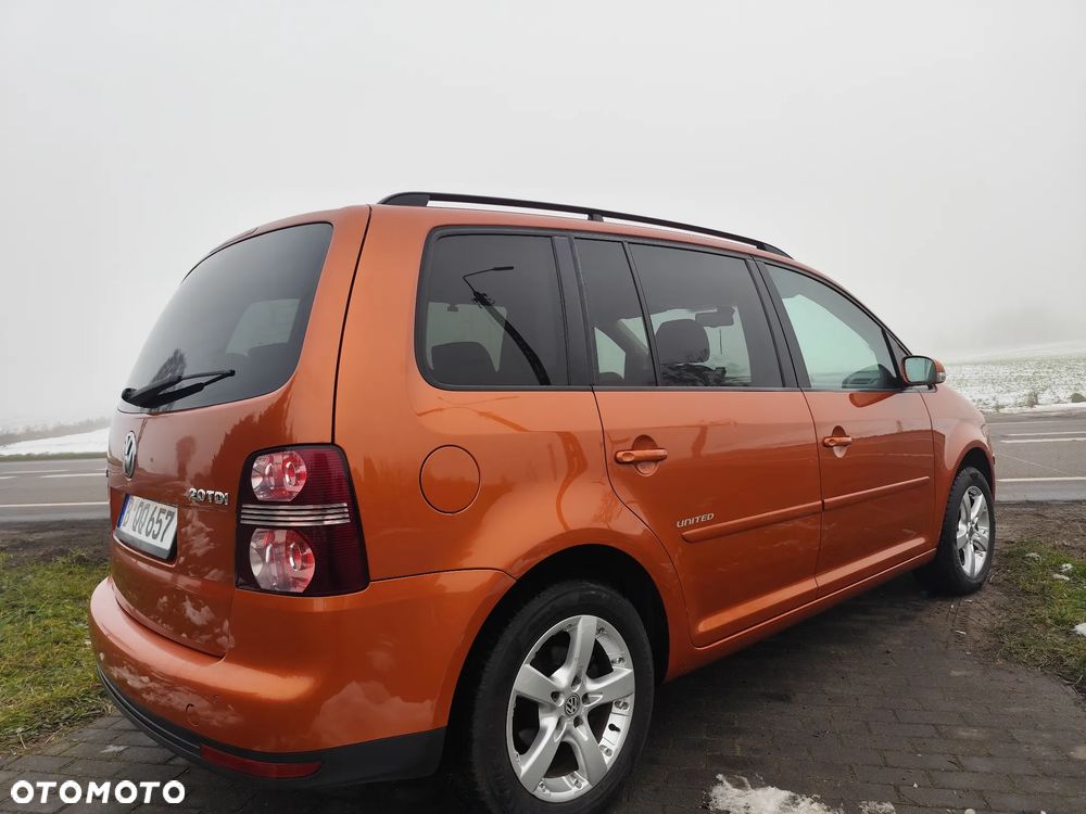 Volkswagen Touran 2.0 TDI Trendline DSG - 2