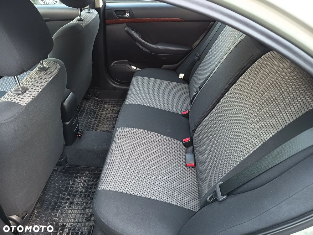 Toyota Avensis - 10