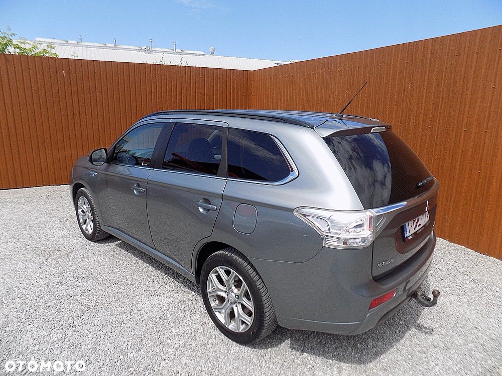 Mitsubishi Outlander 2.0 4WD Top - 4