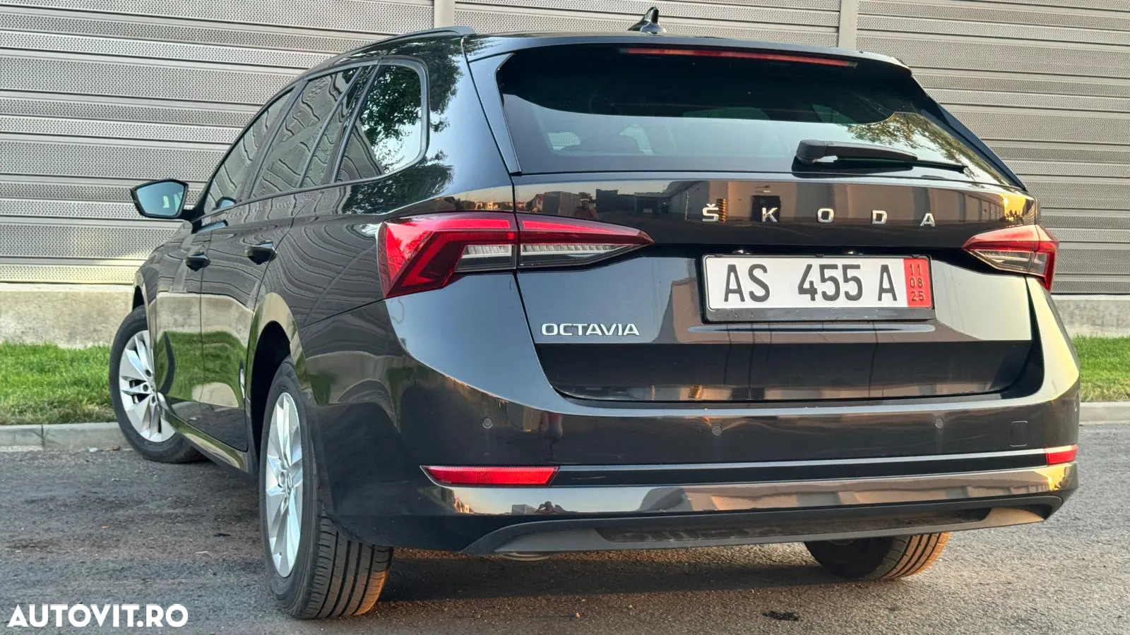 Skoda Octavia Combi 2.0 TDI DSG First Edition - 2