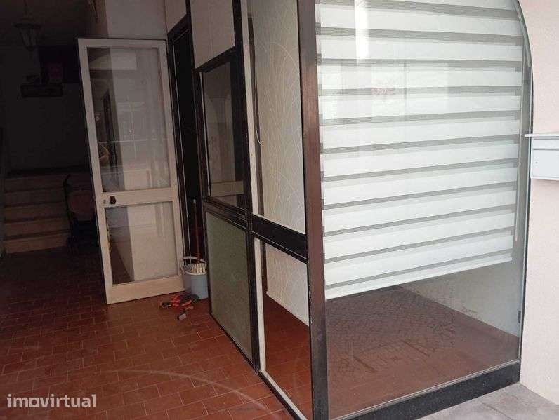 Arrenda-se pequeno espaço comercial na rua do comércio no Bombarral - Grande imagem: 3/12