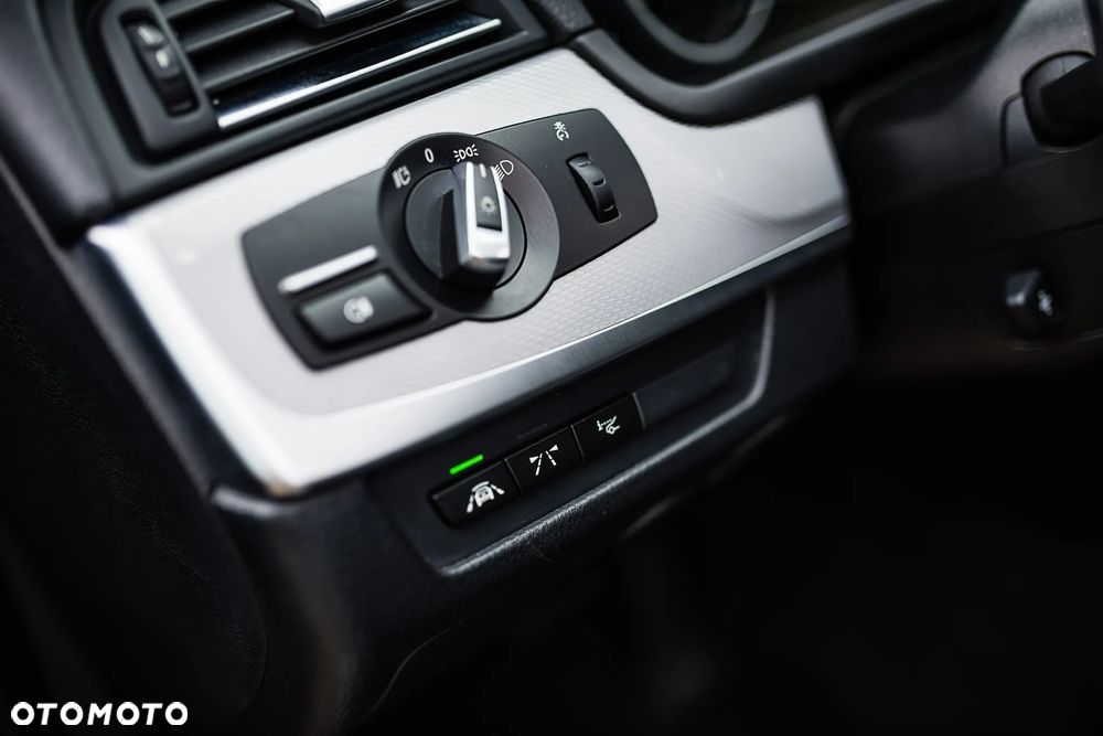 BMW Seria 5 525d xDrive - 24