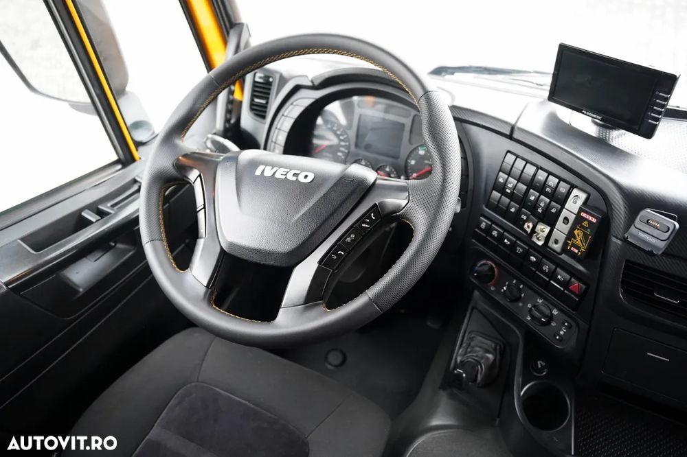 Iveco STRALIS 420 / 8x2 / PLATFORMĂ (CAMION DE RECUPERARE) - 8,85 M / MACARAUĂ FASSI F 275A / CAPACITATE MAXIMĂ DE RIDICARE: 9.200 KG / 2 PUNȚI RIDICABILE / PUNȚI VIRATOARE / TROLIU / TELECOMANDĂ - 32