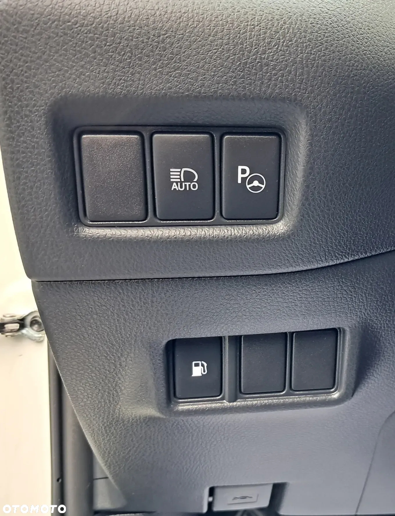 Toyota C-HR 1.8 Hybrid Neon Lime powered by JBL - 30