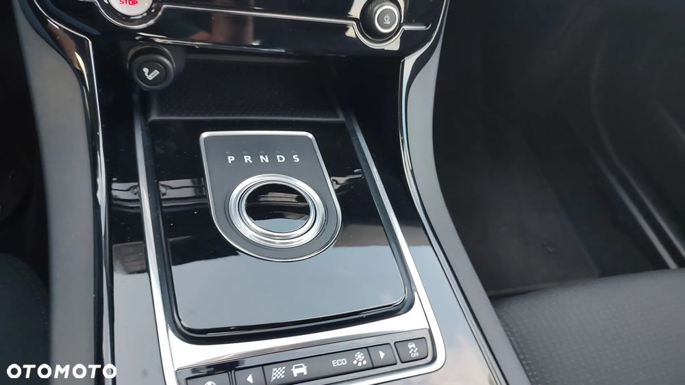 Jaguar XE - 13
