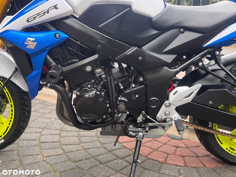 Suzuki GSR - 16