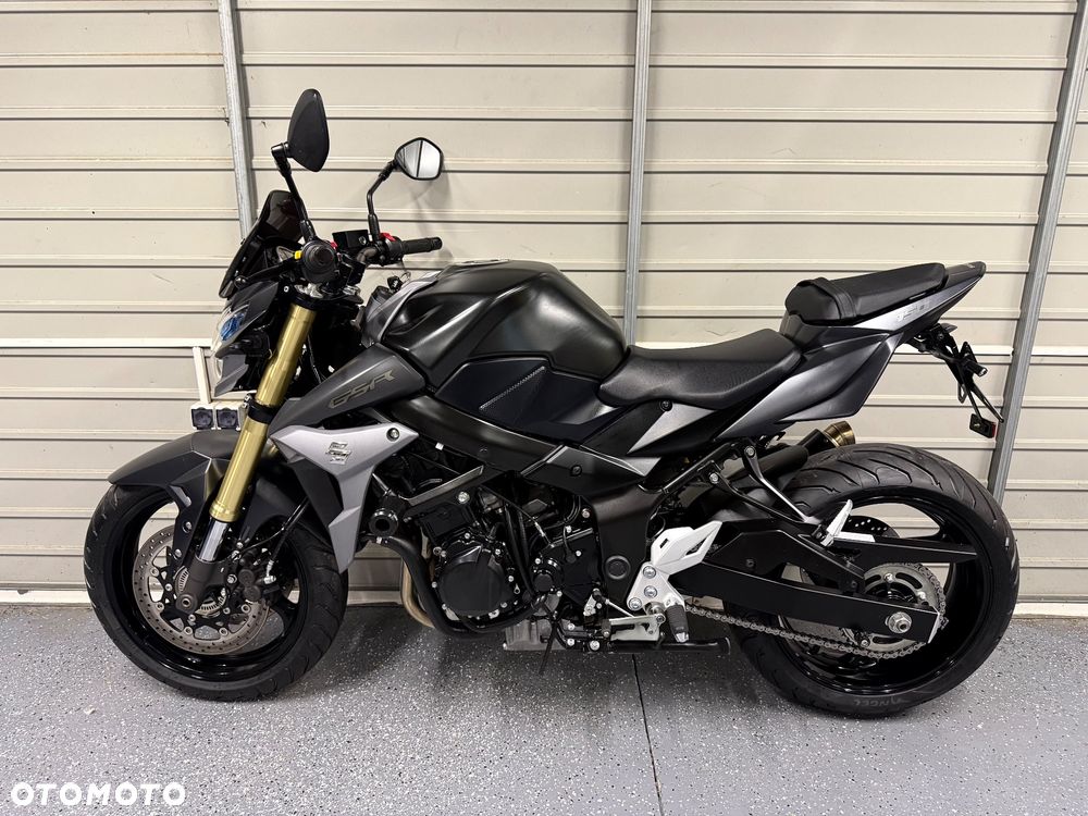 Suzuki GSR - 14