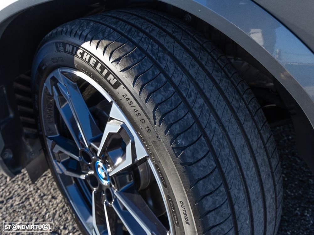 BMW iX2 eDrive20 Pack Desportivo M - 32