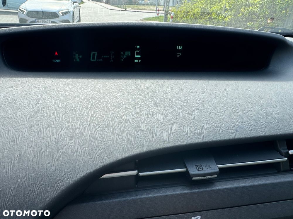 Toyota Prius (Hybrid) Life - 17