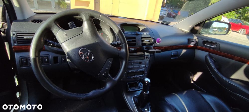 Toyota Avensis 2.0 VVT-i High - 18