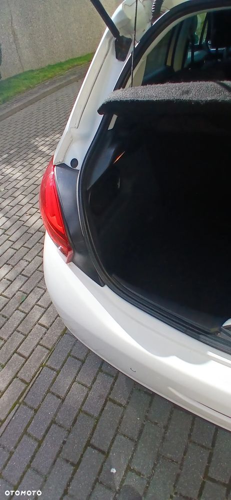 Peugeot 208 1.2 PureTech GPF Signature S&S EAT6 - 4