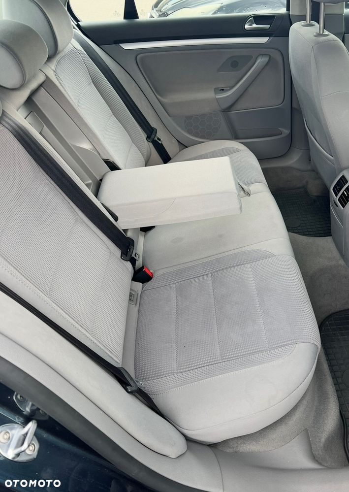 Volkswagen Jetta 1.6 Comfortline - 8