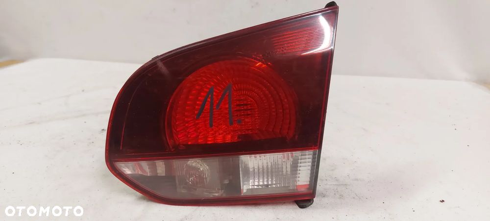 . LAMPA PRAWA W KLAPE VOLKSWAGEN GOLF 6 HB - 1