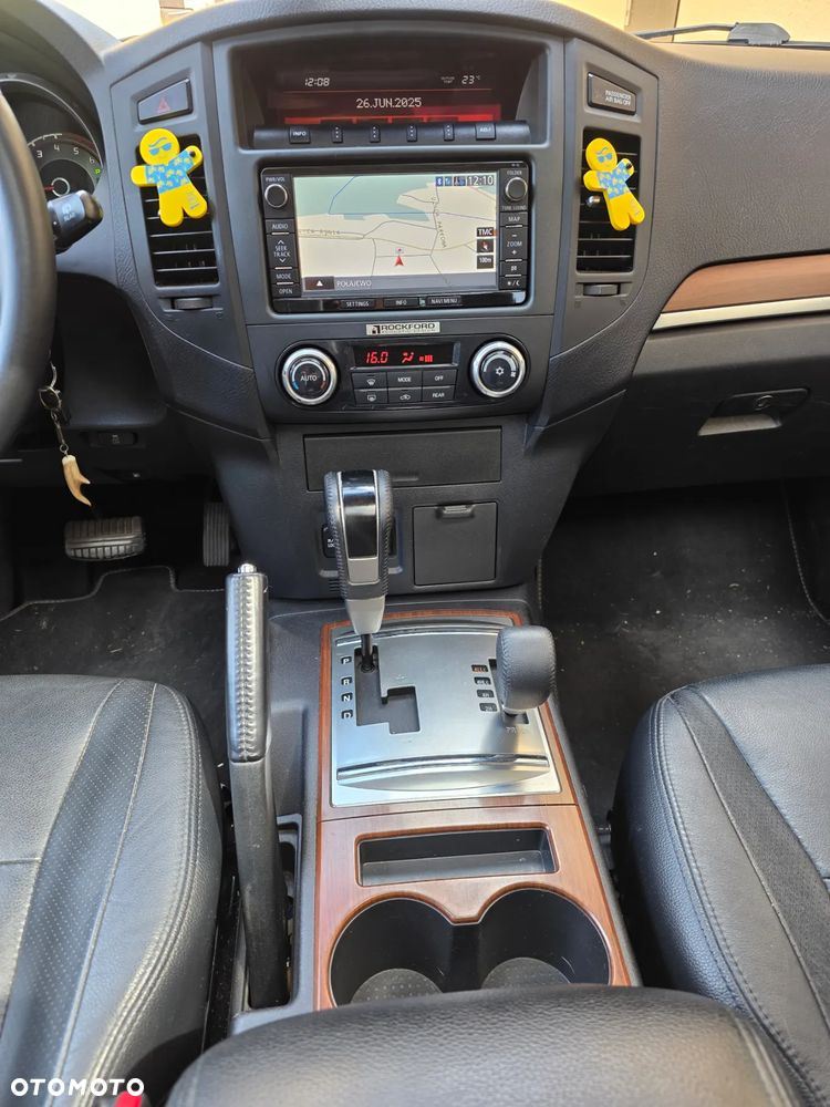 Mitsubishi Pajero - 12