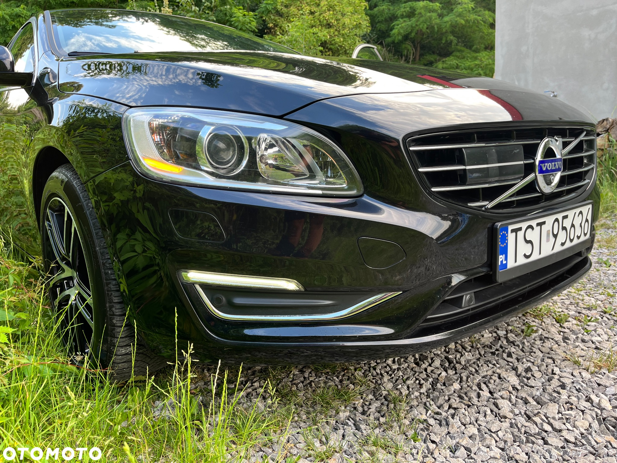 Volvo V60 D6 AWD Plug-in Hybrid R-Design Summum - 31