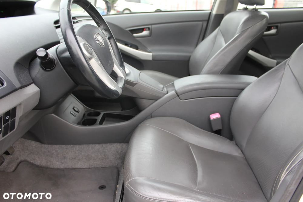 Toyota Prius (Hybrid) Executive - 12