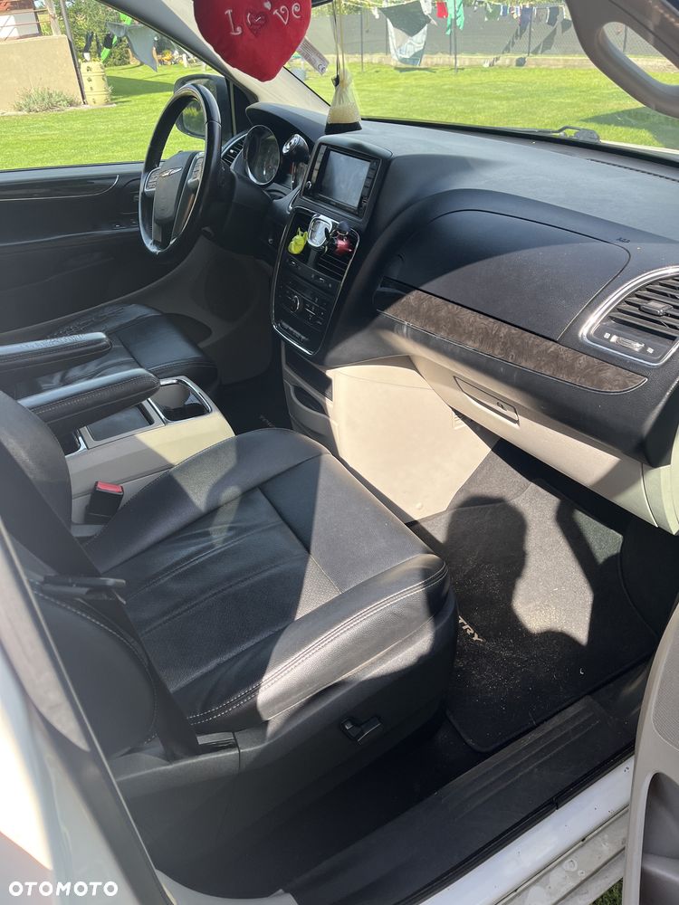 Chrysler Town & Country - 3