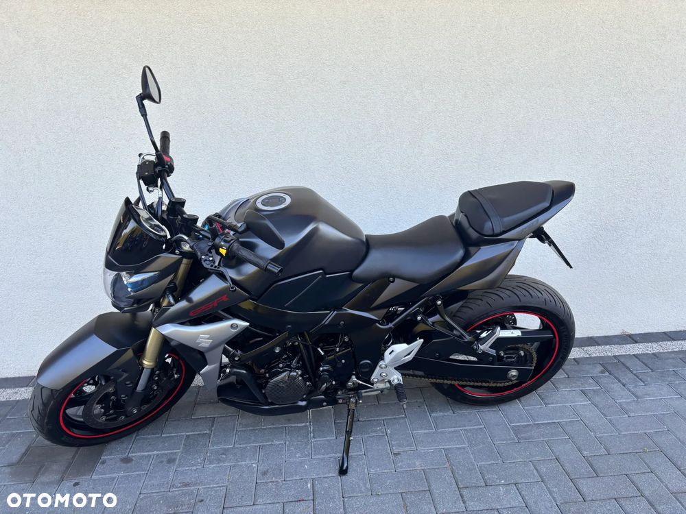 Suzuki GSR - 3
