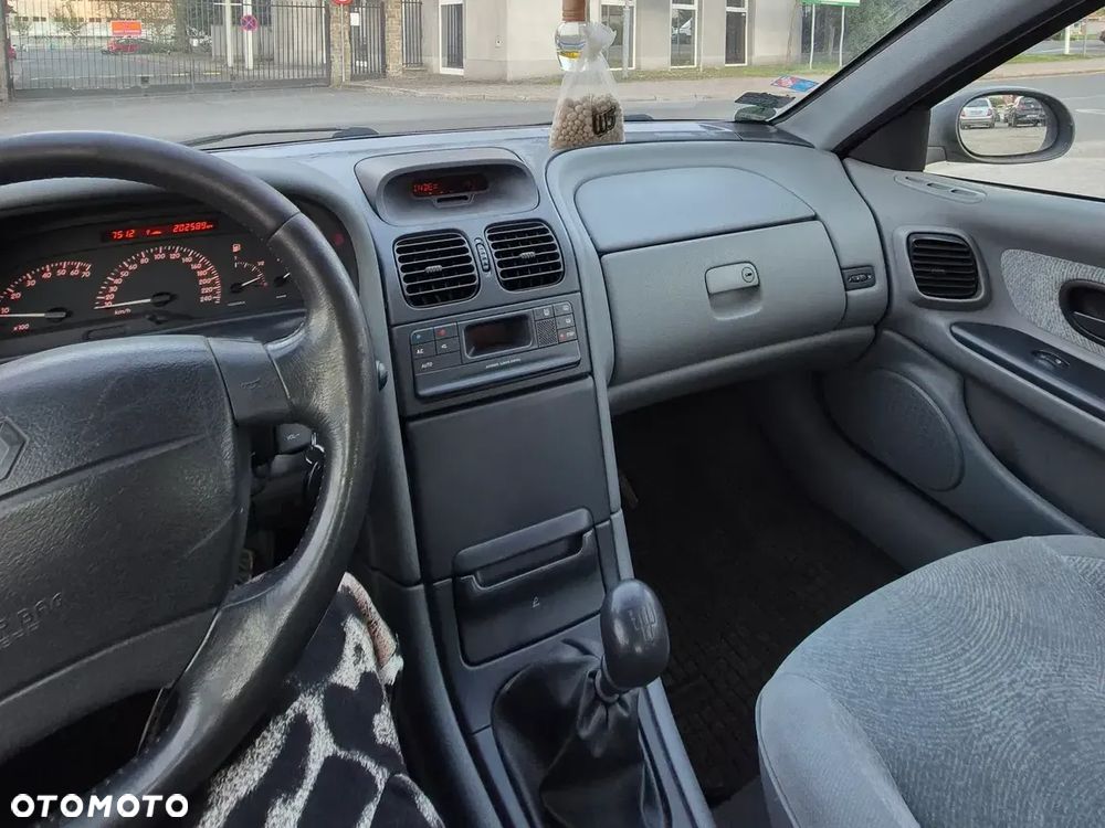 Renault Laguna 1.8 RXT - 8