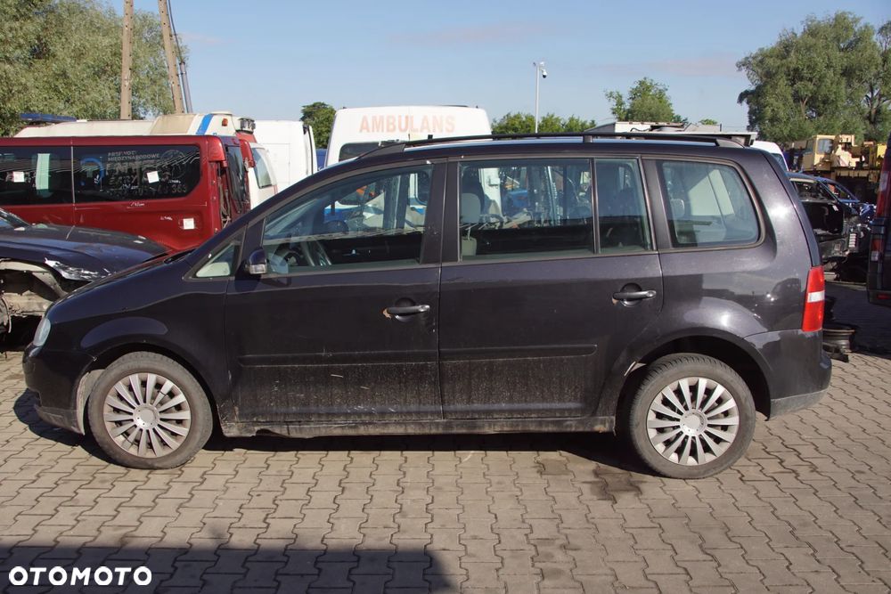 Auto na części - Volkswagen Touran I 1.9 TDI 105 KM BKC GQN LC9Z 2005R Silnik Skrzynia Drzwi Maska Błotnik Klapa Zderzak Lampa Lusterko Klamka Szyba Deska Kokpit Sterownik Moduł Czujnik Licznik Panel Kierownica - 8