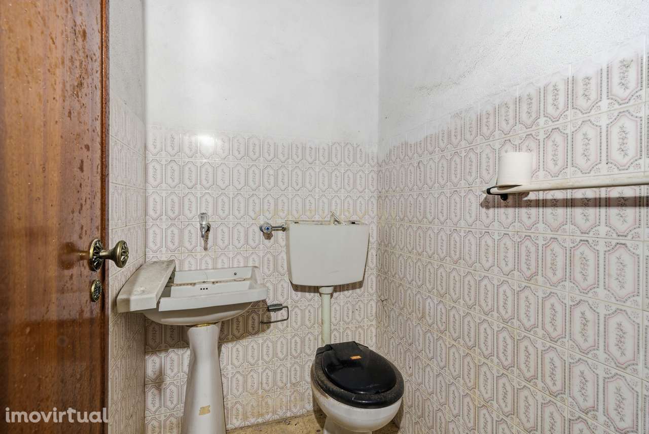 Venda de garagem, para duas viaturas com saída direta para a rua - Grande imagem: 4/11