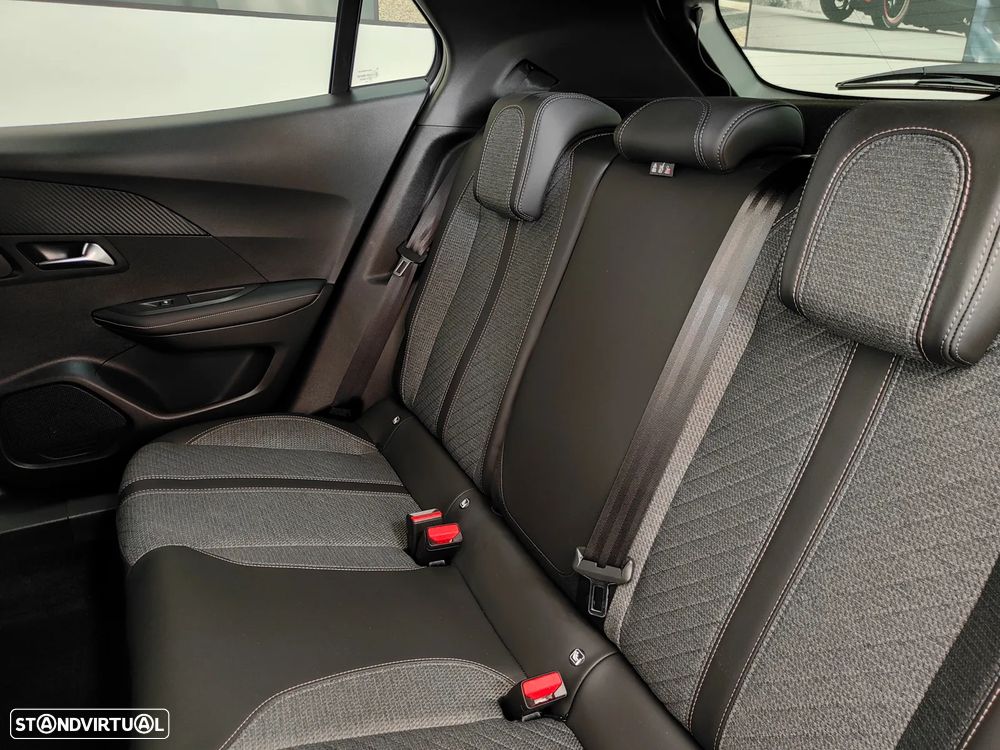 Peugeot 2008 1.2 PureTech Allure - 37