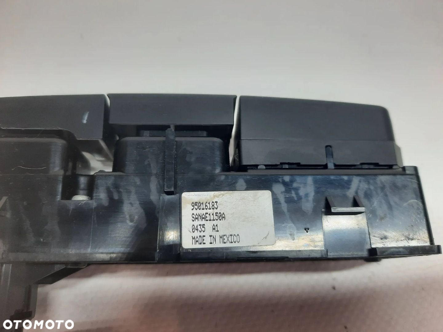 WŁĄCZNIK ŚWIATEŁ AWARYJNYCH OPEL MOKKA A 95016183 - 5