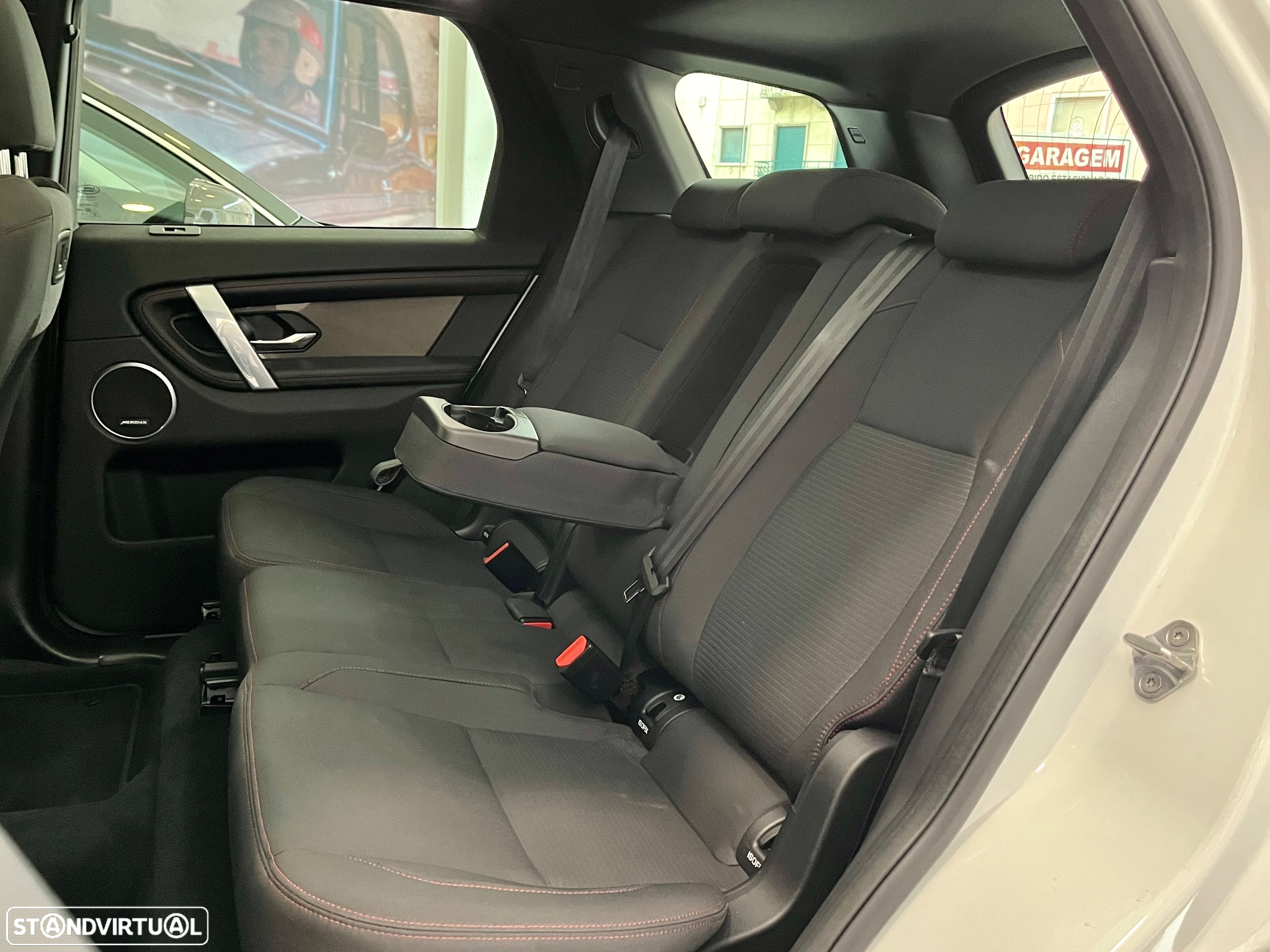 Land Rover Discovery Sport 1.5 I3 P300e AWD R-Dynamic - 12