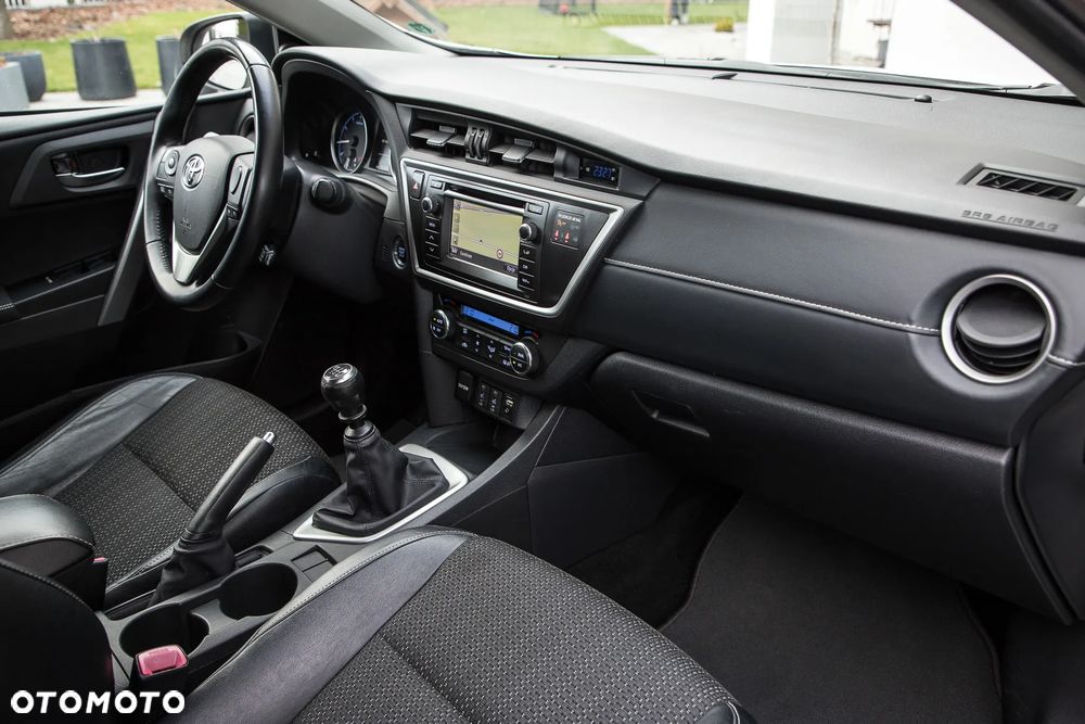 Toyota Auris 1.6 Prestige - 30