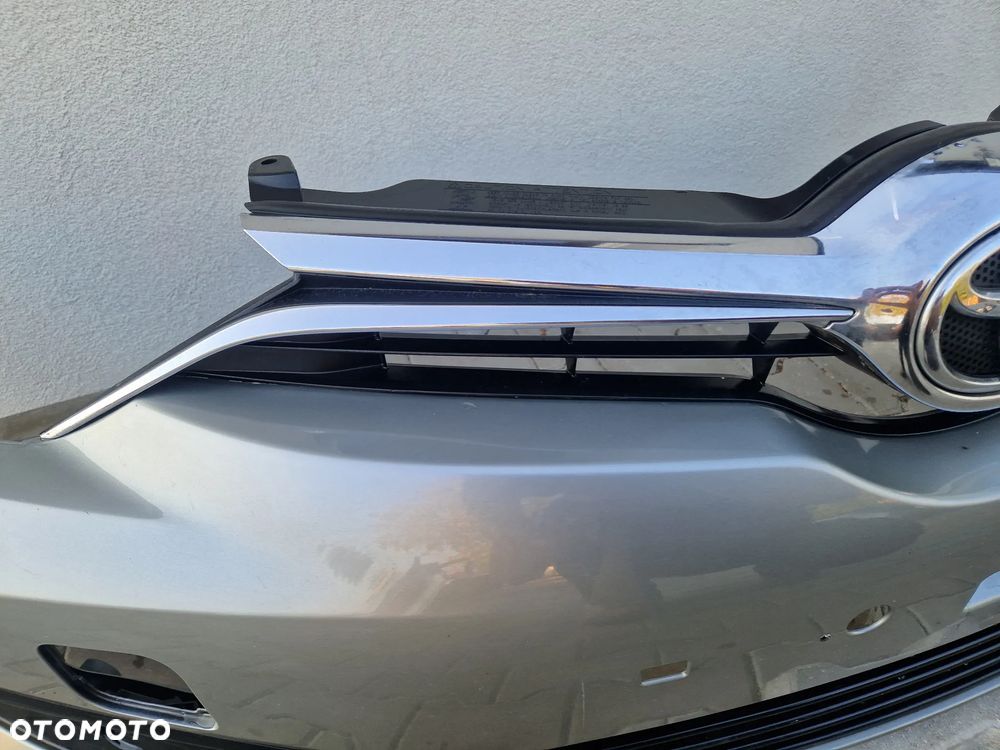 Zderzak Toyota Auris II lift 2015 - bez dziur - 3