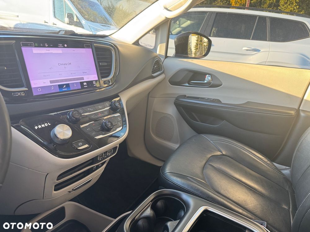 Chrysler Pacifica - 11