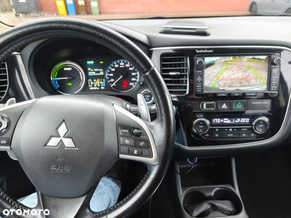 Mitsubishi Outlander Instyle NAVI + - 14